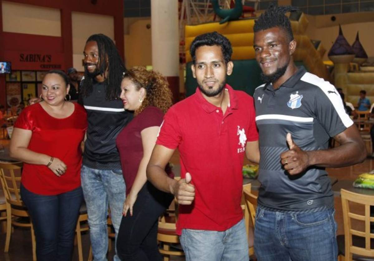 Baleadas, autógrafos y sudor: Así ha sido la semana de Honduras Progreso y Motagua